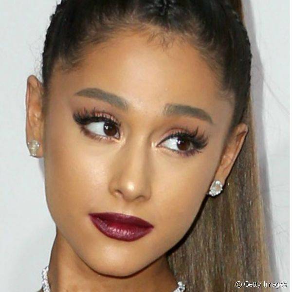 O batom vinho metalizado foi o destaque da make de Ariana Grande, bem como as unhas nude e arredondadas